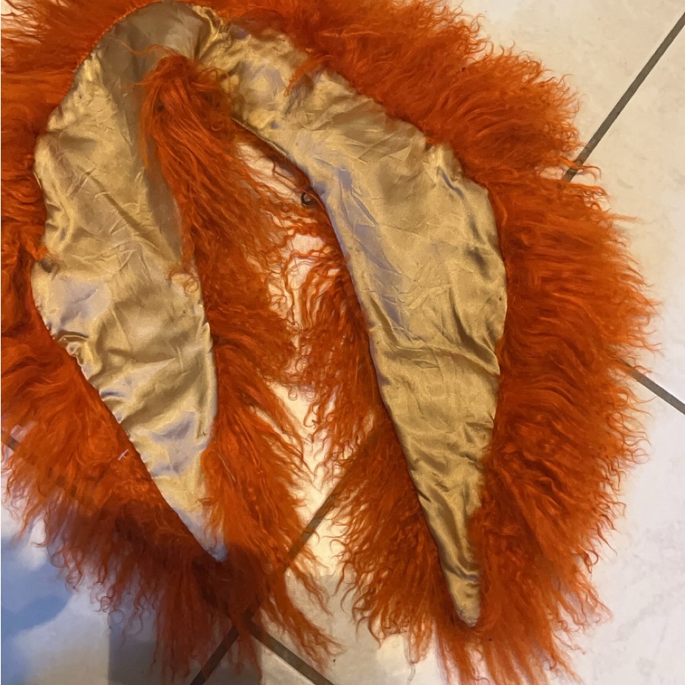 Detatchable ostrich fur collar